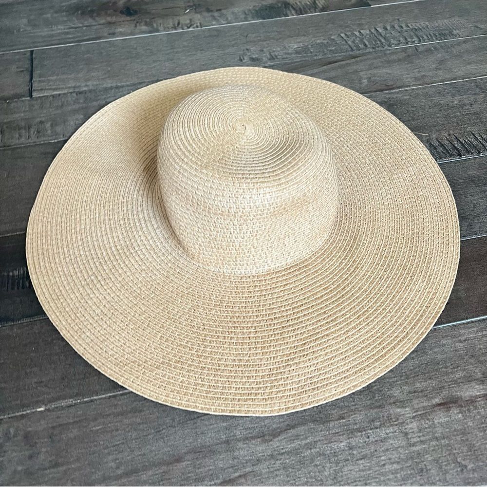 NEW Old Navy Floppy Sun Hat Beige Tan Beach Wide Brim Women’s S / M Straw